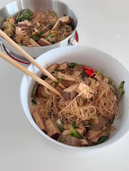 Tofu Salteado con Vegetales de Temporada y Fideos de Arroz