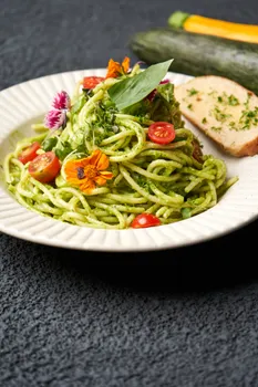 Pasta Integral con Pesto de Albahaca y Nueces (Vegano)