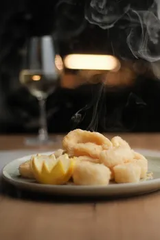 Chicharrón de Calamar con Salsa Tártara