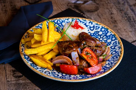 Saltado de Pollo Criollo