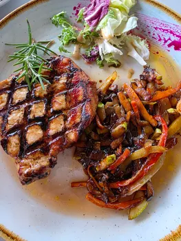 Filete de Corvina a la Plancha con Puré Rústico
