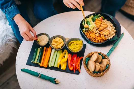 Buddha Bowl de Quinoa, Hummus, Aguacate y Vegetales Asados