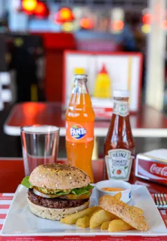 Hamburguesa Vegana de Lentejas con Pan Integral y Batatas Fritas