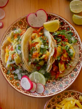 Tacos de Jackfruit 'Al Pastor' con Tortillas de Maíz y Salsa Picante
